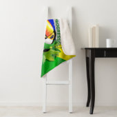 Couverture Sherpa Toco Toucan avec drapeau brésilien (En situation)