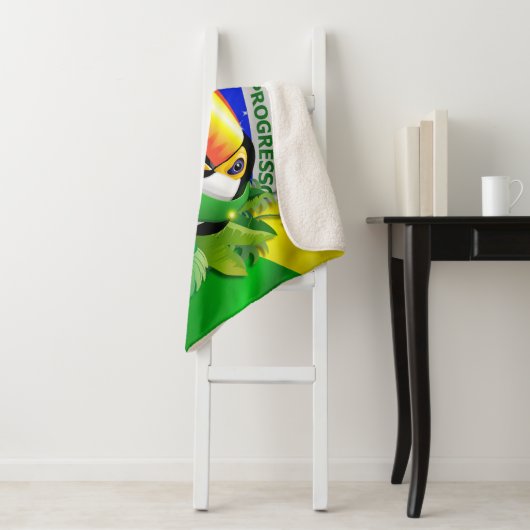 Couverture Sherpa Toco Toucan avec drapeau brésilien (En situation)