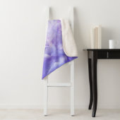 Couverture Sherpa Tourbillon de nuage bleu et violet (En situation)