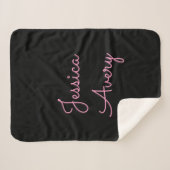Couverture Sherpa Tout nom | Script rose modifiable Cool sur noir (Devant (Horizontal))