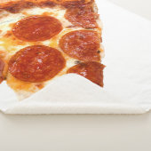 Couverture Sherpa tranche de pizza pepperoni classique de SlipperyJo (3/4)