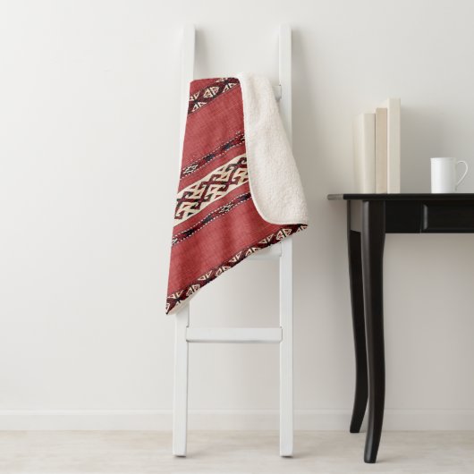 Couverture Sherpa Triangle Striangle Kilim II Rouge Noir Blanc  (En situation)