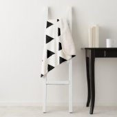 Couverture Sherpa Triangles blanc et noir (En situation)