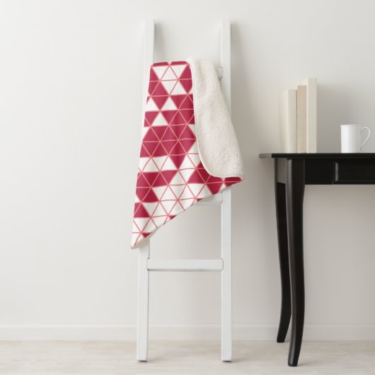 Couverture Sherpa Triangles géométriques couleur rose magenta (En situation)