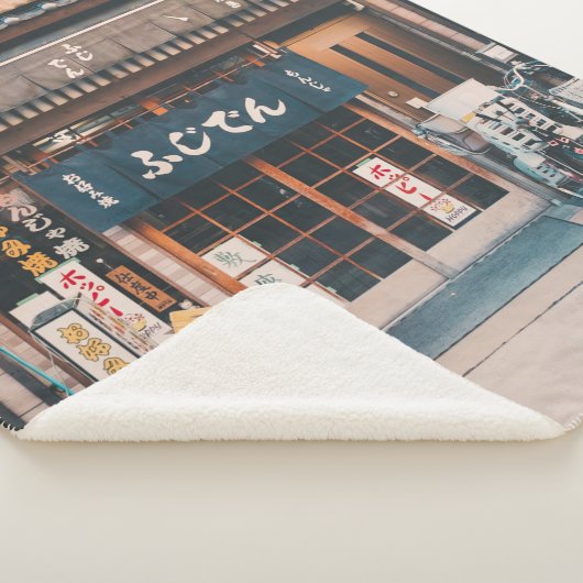 COUVERTURE SHERPA TROIS BICYCLETTES PARKÉES DEVANT L'ÉDIFICE (3/4)