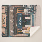 COUVERTURE SHERPA TROIS BICYCLETTES PARKÉES DEVANT L'ÉDIFICE (Devant (Horizontal))