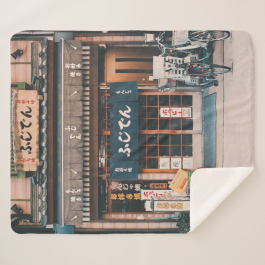 COUVERTURE SHERPA TROIS BICYCLETTES PARKÉES DEVANT L'ÉDIFICE (Devant (Horizontal))