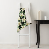 Couverture Sherpa Tropical continu motif fleurs blanches feuille ver (En situation)