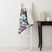 Couverture Sherpa Tropical Pink and Navy Floral (En situation)