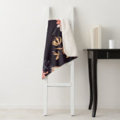 Couverture Sherpa tulipes vintages, arrière - plan violet foncé (En situation)