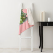 Couverture Sherpa Un Hadrosaurus Féminin Tenant Une Poupée. (En situation)