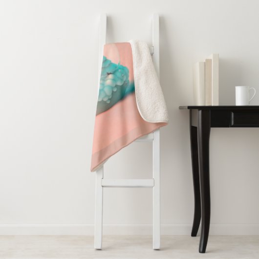 Couverture Sherpa Une drôle de petite poupée sur un nuage (En situation)