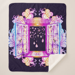 Couverture Sherpa Une fenêtre vintage ouverte avec pendentifs contre