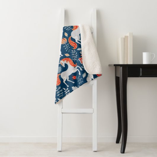 Couverture Sherpa Unicornes, lapins, oiseaux, fleurs sur fond bleu (En situation)