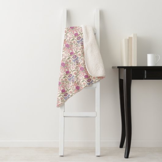 Couverture Sherpa Vaches roses et fleurs rustiques (En situation)
