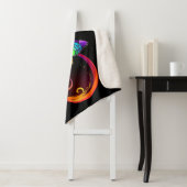 Couverture Sherpa Vibrant infinity with rainbow butterfly on black (En situation)