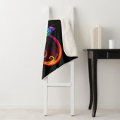 Couverture Sherpa Vibrant infinity with rainbow butterfly on black (En situation)