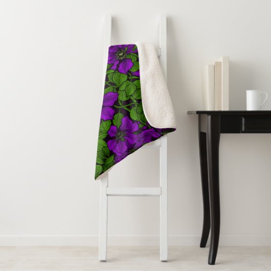 Couverture Sherpa Vigne de Clematis pourpre (En situation)