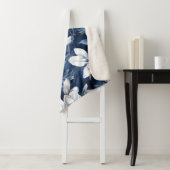 Couverture Sherpa White Magnolia Motif sur l'arrière - plan de minui (En situation)