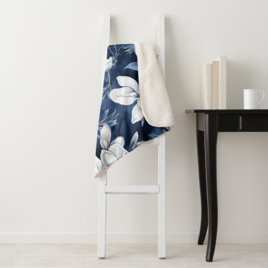 Couverture Sherpa White Magnolia Motif sur l'arrière - plan de minui (En situation)