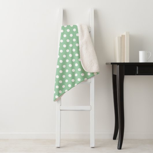 Couverture Sherpa White Polka Dots on Sage Green  (En situation)