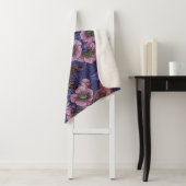 Couverture Sherpa Wren et hellebore, violet et rose (En situation)