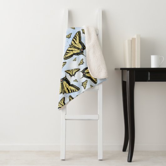 Couverture Sherpa Yellow Swallowtail Butterflies Blue Sky Small (En situation)