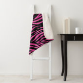Couverture Sherpa Zebra Print Black Hot Pink (En situation)