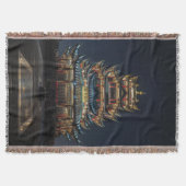 Couverture Un bâtiment japonais traditionnel s'illumine dans (Devant)