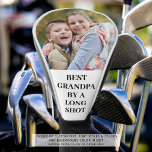 COUVRE-CLUB DE GOLF BEST GRANDPA PAR UNE LONGUE PHOTO<br><div class="desc">Créez une couverture photo pour un grand-père golfeur spécial. L'exemple de texte éditable suggère un golf amusant disant BEST GRANDPA BY A LONG SHOT que vous pouvez facilement changer à votre texte personnalisé. Un cadeau mémorable pour lui à l'occasion de son anniversaire, pour la fête des grands-parents, pour la Fête...</div>