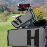 Couvre-club De Golf Gris initial et noir minimaliste surdimensionné<br><div class="desc">Tête de golf sur mesure, audacieuse et minimaliste, avec votre choix de départ. Ce design présente une typographie sans serif surdimensionnée en noir sur un arrière - plan gris. Le modèle est configuré pour que vous changiez la lettre mais, si vous souhaitez modifier les couleurs aussi, veuillez cliquer sur "customiser...</div>