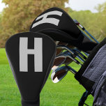 Couvre-club De Golf Minimaliste initial surdimensionné Noir et gris<br><div class="desc">Tête de golf sur mesure, audacieuse et minimaliste, avec votre choix de départ. Ce design présente une typographie sans serif surdimensionnée en gris sur un arrière - plan noir. Le modèle est configuré pour que vous changiez la lettre mais, si vous souhaitez modifier les couleurs aussi, veuillez cliquer sur "customiser...</div>