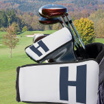 Couvre-club De Golf Minimaliste surdimensionné initial gris argent et<br><div class="desc">Tête de golf sur mesure, audacieuse et minimaliste, avec votre choix de départ. Ce design présente une typographie sans serif surdimensionnée en gris argenté sur un arrière - plan bleu foncé. Le modèle est configuré pour que vous changiez la lettre mais, si vous souhaitez modifier les couleurs aussi, veuillez cliquer...</div>