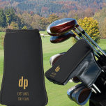 Couvre-club De Golf Monogramme en cuir noir Nom personnalisé Putter<br><div class="desc">Housse de tête personnalisée en pince de golf. Vos initiales sont indiquées dans la typographie moderne surdimensionnée et vous pouvez également ajouter votre nom ou le nom de votre club de golf. Le design est imprimé avec un look arrière - plan texturé en cuir en noir</div>