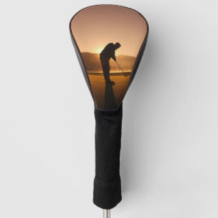 Couvre-club De Golf Un homme joue au golf au coucher du soleil Conduct