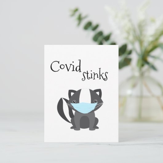 Covid Stinks Funny Skunk Quarantine Face Mask Briefkaart (Staand voorkant)