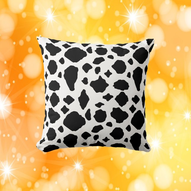 Cow Print Pattern Black and White Kussen (A throw pillow with a black and white cow pattern)