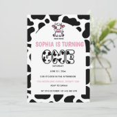 Cow Theme First Birthday Invitation – Turning One  (Debout devant)