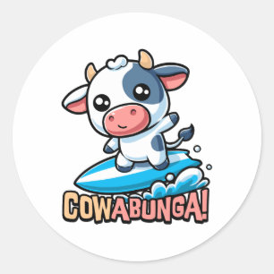 Cowabunga. Schattige Surfen Koe Pun Ronde Sticker