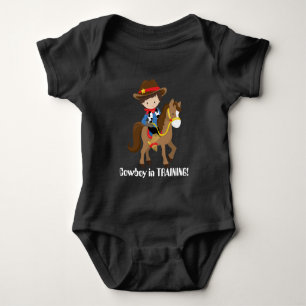 Cowboy bij het trainen van babyjongenslichaamspak romper