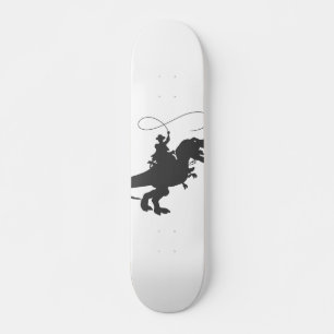 Cowboy die dinosaurus in het prehistorische tijdpe skateboard