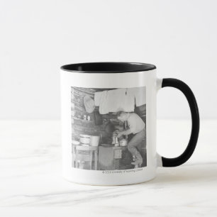 Cowboy die koffie maakt in de bunkhouse mok