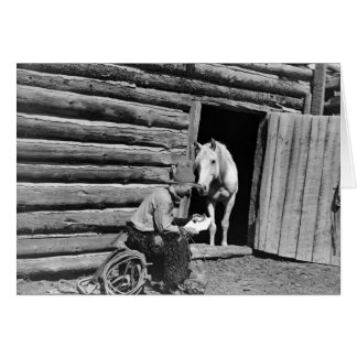 Cowboy en een paard die naar een brief kijken