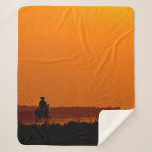 Cowboy Mannen paard rijdt op zonsondergang west Sherpa Deken