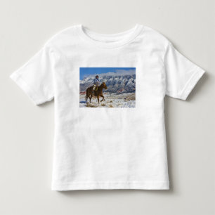 Cowboy op paard die leren chaps draagt kinder shirts