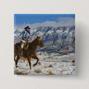 Cowboy op paard die leren chaps draagt vierkante button 5,1 cm