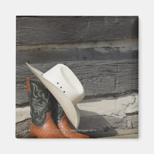 Cowboy-pet op cowboylaarzen buiten een blokhut magneet