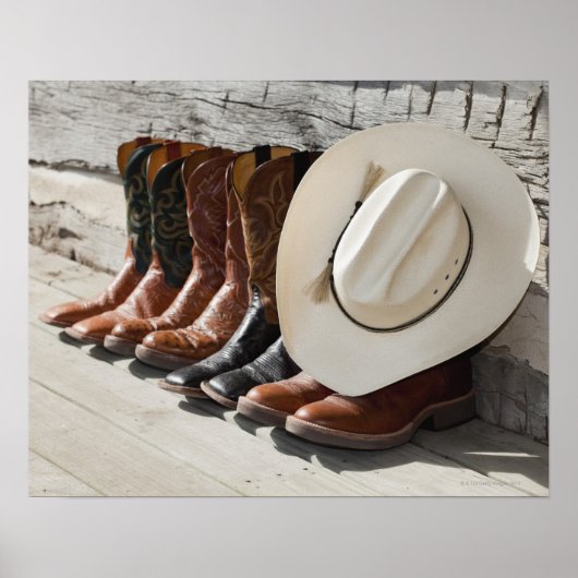 Cowboy pet op rij cowboylaarzen buiten een logboek poster (Voorkant)