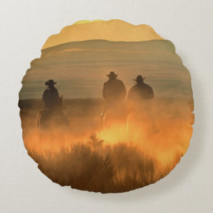 Cowboy Trio: Bergachtige achtergrond galop. Rond Kussen