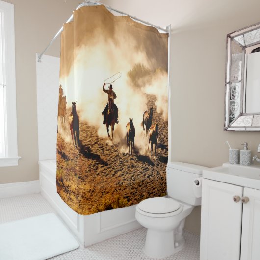 Cowboys chasing wilding horses. roping and riding, douchegordijn (In situ)